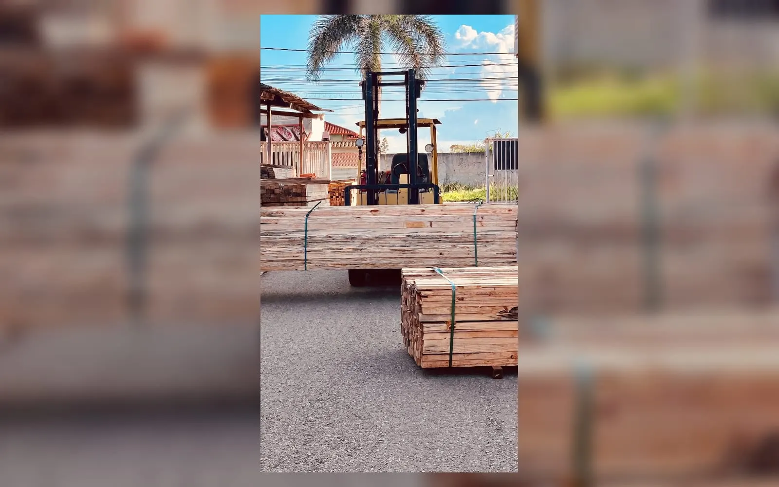 Empilhadeira e estoque físico de produtos na Madeiras Santos