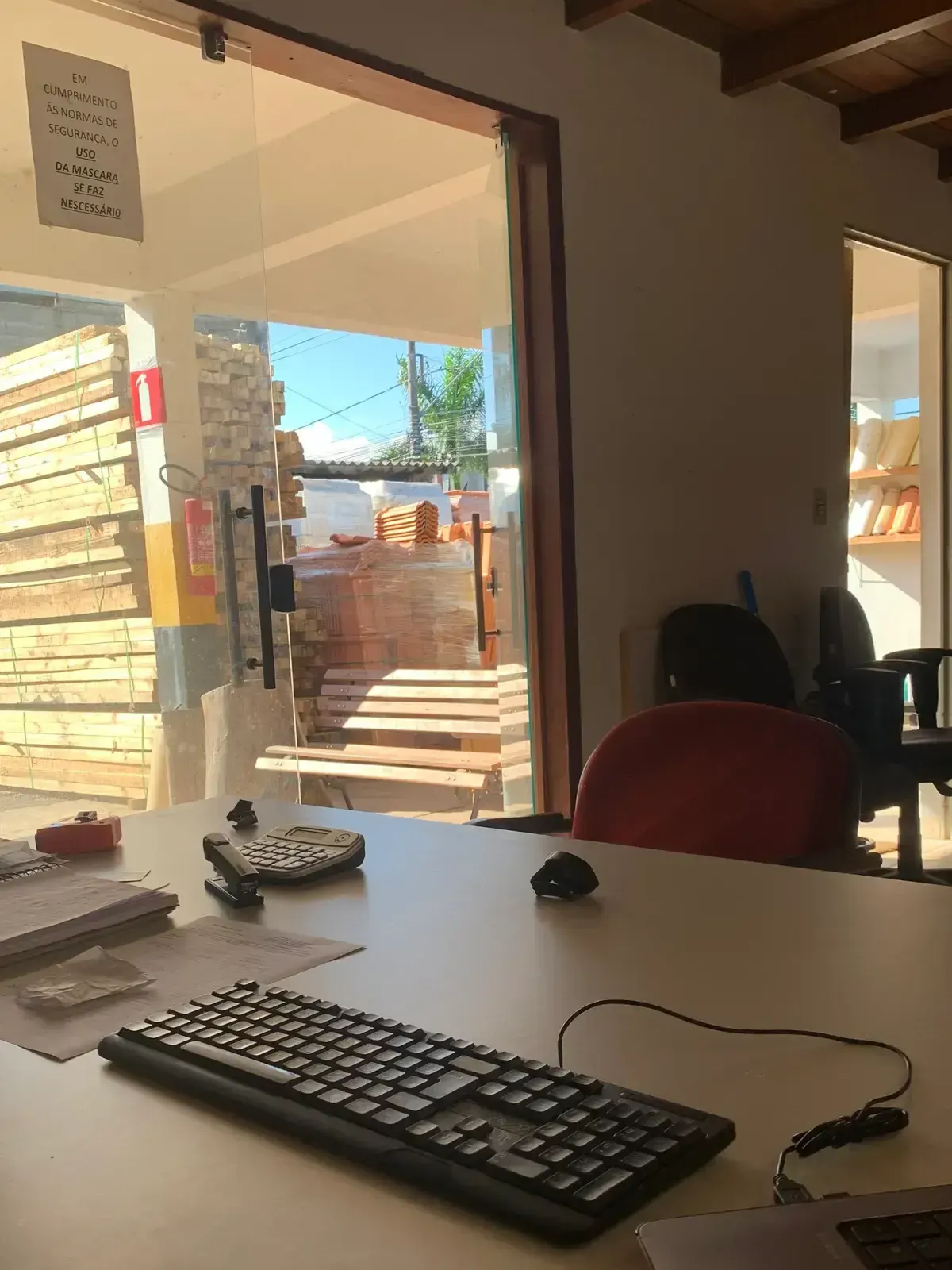 Escritório da Madeiras Santos com vista para o estoque de madeira em Belo Horizonte